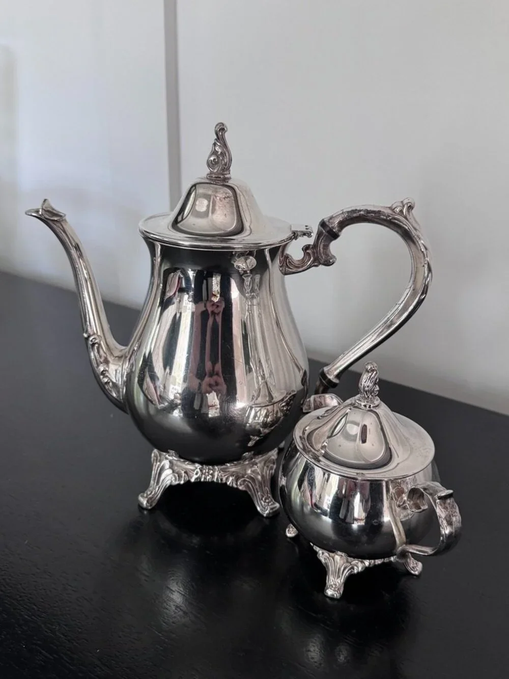 Oneida USA Vintage Silver-Plated Tea/Coffee Pot and Lidded Sugar Bowl - Picture 2 of 5